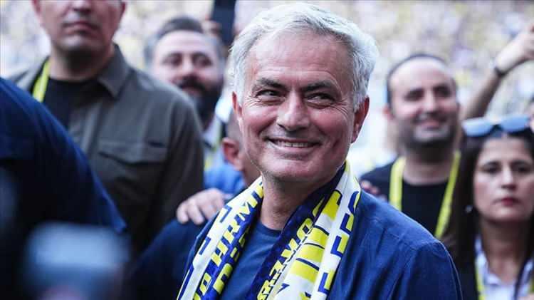 <p><strong>İspanyol basınından Diario Sport'ta da</strong>, "Fenerbahçe, Mourinho'yu gönderdi! Portekizli teknik adam üst üste 2. kez Fenerbahçe'yi Şampiyonlar Ligi'ne taşıyamadı." denildi.</p>
