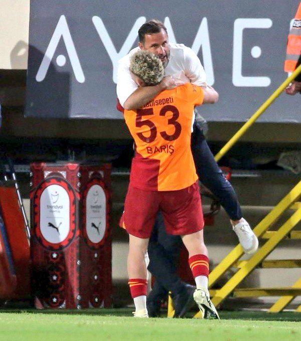 <p><strong>"Barış milli bir oyuncu. Barış'a sarılmamız gerekiyor. Hatalar, yanlışlar olabilir. Kötü niyetli olmadığını bilmemiz gerekiyor Barış'ın. Barış kötü niyetli olsa 2 maçta da oynamazdı."</strong></p>