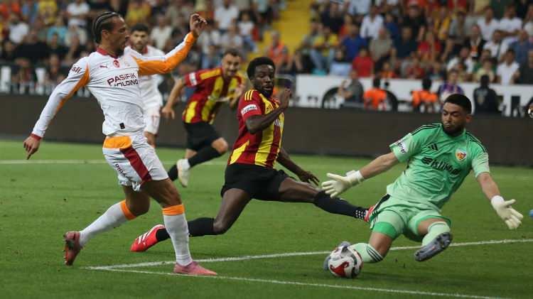 <p>Süper Lig'in 3. haftasında Galatasaray, deplasmanda Kayserispor'u 4-0 gibi çarpıcı bir skorla yenerek ligde 3. galibiyetini aldı. </p>