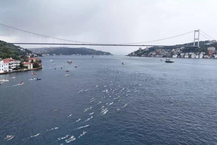 <p>Türkiye Milli Olimpiyat Komitesi (TMOK) tarafından bu yıl 37'ncisi düzenlenen Boğaziçi Kıtalararası Yüzme Yarışı, İstanbul'da gerçekleştirilmiştir. Yarışa, 81 ülkeden 2800’den fazla sporcu katılmıştır. </p>
<p><br />
Kanlıca - Kuruçeşme arasındaki 6.5 km’lik parkurda yapılan yarış sonunda yapılan kontrollerde, yarışa Rusya Federasyonu’ndan katılan 30 yaşındaki profesyonel yüzme antrenörü Nikolai Andreevich Svechnikov’un bitiş noktasına gelmediği tespit edilmiştir. Güvenlik kamerası görüntüleri ve yüzücülerin ayaklarına takılı çipler kontrol edildiğinde, şahsın başlangıç noktasından yarışa başladığı, ancak bitiş noktasında denizden çıkış yapmadığı anlaşılmıştır. <br />
Sahil güvenlik unsurları olayın ardından, parkur çevresinde ve İstanbul Boğazı boyunca arama tarama faaliyetlerine başlamış, ancak şahsa ait bir unsura rastlamamıştır. Olayla ilgili başlatılan soruşturma devam etmektedir.</p>
<p><br />
Kamuoyunun bilgisine sunulur.</p>
<p> </p>