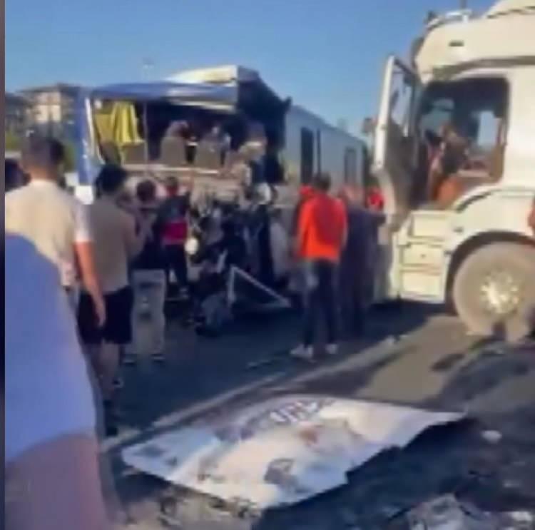<p>TEM Otoyolu’nda meydana gelen ve aralarında kamyon ve otobüsün karıştığı zincirleme trafik kazasında hayatını kaybeden 1 kişinin ve yaralanan 21 kişinin isimleri belli oldu.</p>

<p>​</p>
