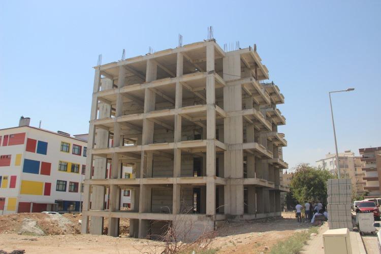 <p>Yapılan testler sonucunda dayanıklılığı düşük olan betonun kullanıldığı kanısına varan Çorbacı, kendisini ihbar ederek, binanın yıkılması için çalışma başlattı. İhbar sonucu bölgeye giden bağımsız denetçiler tarafından kusurlu bulunan bina, zabıta ekiplerince mühürlendi. </p>
<p> </p>