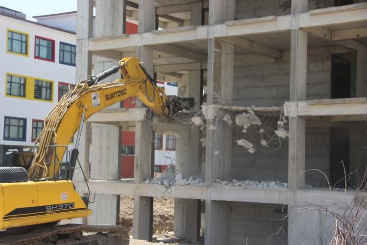 <p><span style="color:#B22222"><strong>"Beton dayanımının olması gerekenden çok çok daha düşük olduğunu gördük"</strong></span></p>
<p> </p>
<p><br />
İnşaat müteahhidi Ömer Çorbacı, <em><strong>"Yerinde dönüşüm kapsamında yeniden inşa etmek istediğimiz yapının betonunu Say Beton firmasından satın aldık.</strong></em></p>
<p><em><strong>Ancak prosedürlere uygun olarak alınan ıslak numune sonuçları ve yapı denetimimizin gözlemleri herhangi bir prosedürde bir hata olduğunu bize göstermedi.</strong></em></p>
<p><em><strong>Fakat daha sonra beton dayanımlarının laboratuvarda daha geri olması gerekenden çok daha yüksek çıkması bizi şüphelendirdi. Biz de başka bir özel laboratuvar firmasından aldığımız karot sonucunda beton dayanımının olması gerekenden çok çok daha düşük olduğunu gördük. </strong></em></p>
<p><em><strong>Yani bizim yapımızın projesi C25 beton, bizim satın aldığımız beton C30 ama beton dayanımımız 8 mukavemet gösteriyor.</strong></em></p>
<p><em><strong>Bu durumda biz gerekli yasal işlemleri başlattık. Yetkili mercilere başvurduk. Takdirini idari makamlara bırakıyoruz, binamızı da yıkıyoruz. Biz burayı insanlar öldüğü için yeniden inşa ediyoruz, yani bu depremde yıkılan bir yer daha da özen göstermemiz gerekiyor, elimizden gelen en ince hassasiyeti göstermemiz gerekiyor"</strong></em> dedi.</p>