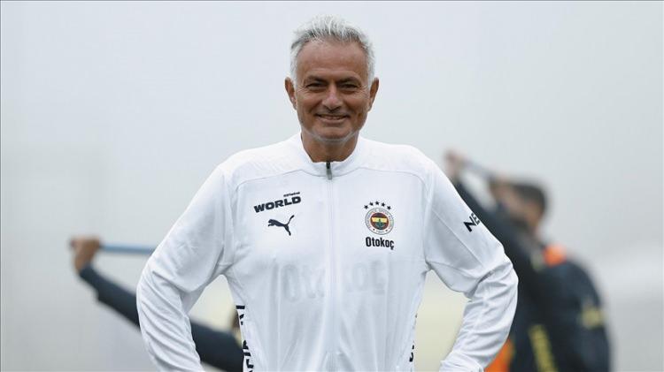 <p><strong>Record </strong>da Mourinho'nun Fenerbahçe'den kovulmasını son dakika geçerken, "Fenerbahçe'nin teknik direktörü Jose Mourinho artık görevde değil. Türk kulübü bu sabah sosyal medyada yaptığı açıklamada, sözleşmesinin bitmesine bir yıl kala Portekizli teknik direktörün görevinden ayrıldığını duyurdu. Teknik direktörün ayrılışı, kulübün Şampiyonlar Ligi'ne katılamamasından sadece birkaç gün sonra gerçekleşti. Fenerbahçe, play-off turunda Benfica'ya evinde 0-0 berabere kalarak elenmiş, ardından deplasmanda Aktürkoğlu'nun golüyle mağlup olmuştu." denildi.</p>