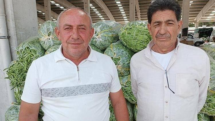 <p>Şuhut ilçesinde fasulye üreticileri, fiyatların gayet iyi olduğunu belirterek mutlu olduklarını dile getirdiler. Şuhut Fasulye Pazarı'nda fasulye fiyatının 70-90 TL arasında olması üreticinin yüzünü güldürüyor.</p>