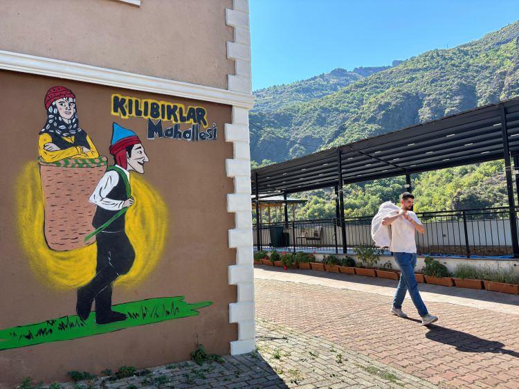 <p><span style="color:#A52A2A"><strong>HER ŞEY BABALARININ TEPKİSİYLE BAŞALDI</strong></span></p>
<p>Ailenin 5 erkek çocuğu Batı illerinden evlenince, gelinlerin Trabzon'a geldiklerinde bağ ve bahçe işlerinde çalışmaması babaları tarafından tepkiyle karşılandı. </p>