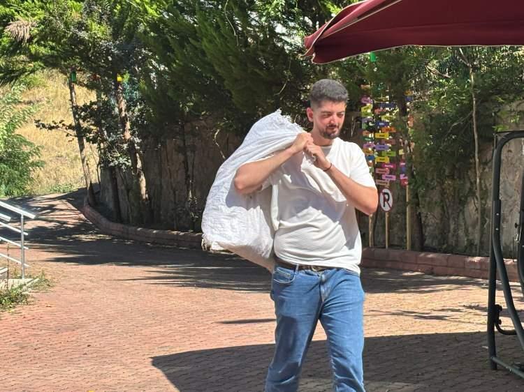 <p>Bu düşünceyle 5 kardeş, mahallenin ismini <strong>"Kılıbıklar"</strong> olarak değiştirdi. İlk dönemlerde yörede büyük tepkilerle karşılanan girişim nedeniyle mahalle tabelaları kurşunlandı, aile dışlandı. </p>
