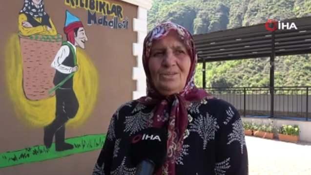 <p><span style="color:#A52A2A"><strong>"OLMASI GEREKENİ YAPIYORLAR"</strong></span></p>

<p>Kılıbıklar mahallesinin hikayesini anlatan Emine Şahin (72), <strong>"5 çocuğum Trabzon'da doğdular. Tabi Batı'lı kızlarla evlenince aralarında kültür değişikliği oldu. Her gelişlerinde bizim yaşayamadığımız şeyleri gelinlerde görünce babaları tepki gösterdi. Bende bu tepkiye destek değil köstek oldum. Kadın değer görmeli diyerek eşime tepki gösterdim. Kadın değer görüyorsa kocası neden kılıbık oluyor dedim. Kadın her şeyi hak ediyor. Bende tepki gösterince senin 5 çocuğunda kılıbık, bir tanesinde taş fırın erkekliği yok dedi. Olması gerekeni yapıyorlar dedim. Bu nedenle yıllarca eşimle kavga ettik. Çocuklarıma destek verdim, hep arkalarında oldum. Bu şekilde buranın mazisi başladı. Gelenler kadına değer konusunda olduğunu anlayınca mutlu oluyorlar. Buranın suyundan, basılan sertifikadan alıp evin bir köşesine koyuyorlar. Bu benim hoşuma gidiyor. Mahalleye gençlerden çok ilgi var. 72 yaşındayım değer ve taktir bekliyorum ama bizim erkeklerimiz yüz verirsem şımarır diye onu dışarı atmazlar. Önünü alamam düşüncesiyle söylemezler." </strong>dedi.</p>
