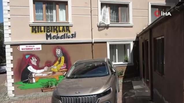 <p>Kılıbıklar mahallesini ziyaret eden Sümeyye Barak (23) ise,<strong> "Kılıbıklar mahallesine tabelayı görerek geldim. Gerçekten burada kadınlara çok değer veriyorlar. Çok iyi karşılandık. Çok anlamlı bir hikayesi var. Bu devirde böyle bir yerin olması çok anlamlı."</strong> dedi.</p>