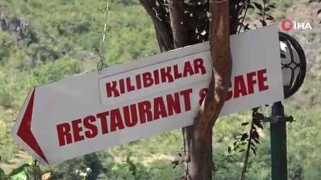 <p>Kılıbıklar mahallesinin ilk zamanlarında tabelaların kurşunlandığını dile getiren Şahin,<strong> "İlk başta ciddi tepkiler oldu. Buna çok farklı anlamlar yüklediler. Hatta tabelaları kurşunladılar, söktüler. Kuzenlerimi camiye ve minibüse almadılar. Daha sonra bunun merhamet projesi olduğunu görünce de gerçekten çok olumlu hale döndü. Burada artık gülümseten bir hava oluştu. Espri olsun diye gelenlere dünyanın her tarafında geçerli bir sertifika veriyoruz. Sosyal medyada eğitimlerimiz devam ediyor. İlgi çok iyi. Mahalle türbeye döndü diyebilirim. Kadınlar gelip buradan su dolduruyorlar. Karadeniz kadını için çok dikkat çekiyor. Bazı kadınlar gelip su alıyorlar, bazı erkekler ise bizi değiştirir diye mahalleden içeri girmiyorlar. Böyle esprili hatıralar oluyor."</strong> diye konuştu.</p>
