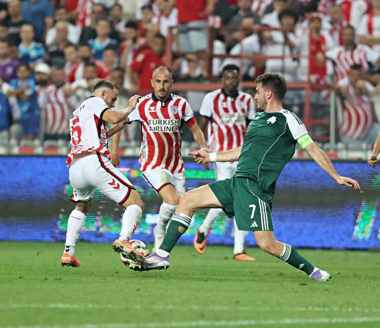 <p>Bir diğer temsilcimiz Samsunspor da UEFA Avrupa Ligi Play-Off Turu rövanş maçında Panathinaikos'la 0-0 berabere kaldı.<br />
<br />
İlk maçı 2-1 kaybeden Samsunspor, yoluna UEFA Konferans Ligi'nde devam edecek. </p>
