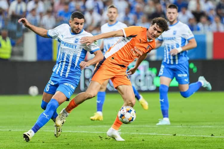 <p>İstanbul Başakşehir, UEFA Konferans Ligi play-off turu rövanş maçında konuk olduğu Romanya temsilcisi Universitatea Craiova'ya 3-1 yenildi.<br />
<br />
İlk karşılaşmada da rakibine 2-1 mağlup olan Başakşehir, organizasyona veda etti.</p>
