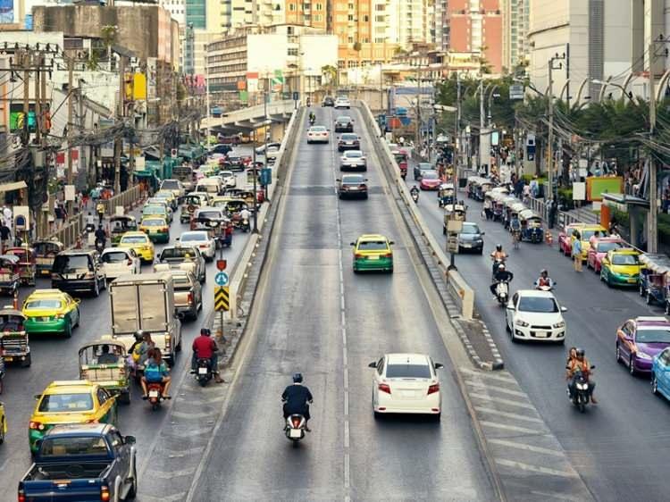 <p>Tayland → 120 km/h</p>
<p> </p>
<p>7 koltuk altı araçlar: maks. 120 km/sa</p>
<p>Sağdaki hızlı şeritte: min. 100 km/sa</p>
<p>7–15 koltuklu araçlar: maks. 100 km/sa</p>
<p>15 koltuk üzeri ya da > 2.200 kg araçlar: 90 km/sa</p>
<p>Üç tekerlekli (tuk-tuk ve çekiciler): 65 km/sa</p>
<p>Motosikletler: 80 km/sa</p>
<p>Motosiklet (>400 cc): 110 km/sa</p>
<p>Okul otobüsleri: 80 km/s</p>