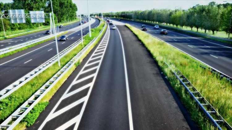 <p>Hollanda → 130 km/h</p>
<p> </p>
<p><strong>Otoyollar (Gündüz: 6:00–19:00)</strong>100 km/sa</p>
<p><strong>Otoyollar (Gece: 19:00–6:00)</strong>130 km/sa</p>