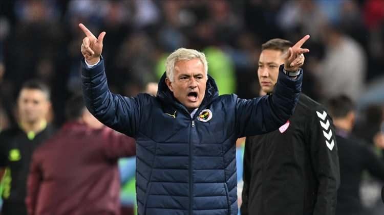 <p><strong>The Guardian: </strong>"Fenerbahçe, yeni sezonun başlamasından iki hafta sonra Mourinho'yu kovdu"</p>