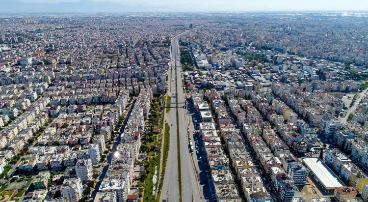 <p>İstanbul'da evlere ranzalar konulup onlarca öğrencinin barınması sağlanan yerler de var, 3+1 lüks sitelerde yer alan konutlar da var.</p>
