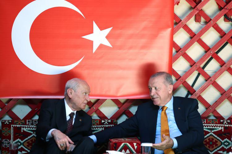 <p>Kabine toplantısı için Bitlis'in Ahlat ilçesine gelen Cumhurbaşkanı Erdoğan, burada MHP Lideri Devlet Bahçeli ile bir görüşme gerçekleştirdi. Liderler daha sonra Ahlat Selçuklu Kabristanı'nı ziyaret etti. </p>
