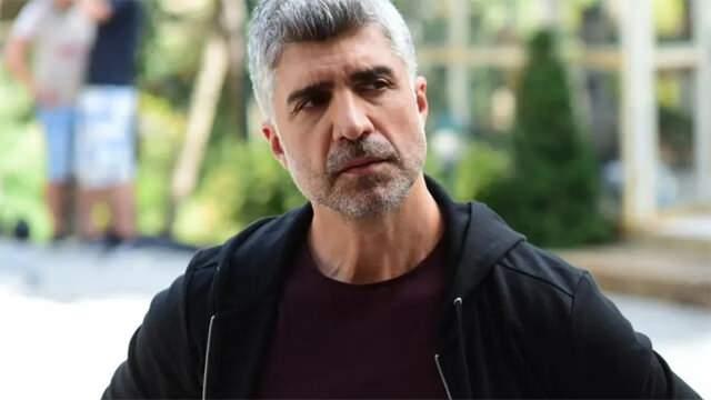 <p>Ünlü şarkıcı ve oyuncu <strong>Özcan Deniz</strong>, 19 yaşında Almanya’da mütevazı bir yaşam sürerken, <strong>papağanının sesiyle hayatının bir anda nasıl değiştiğini</strong> ilk kez açıkladı. Deniz, kariyerinde dönüm noktası olan bu anıyı, yıllar geçse de hiç unutmadığını söyledi.</p>
