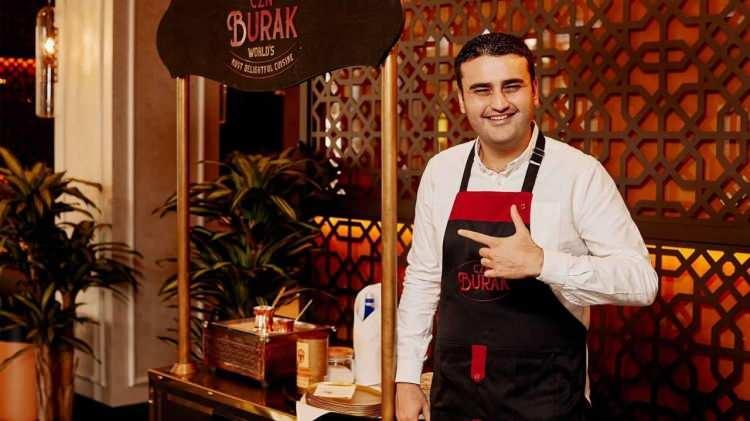 <p><span style="color:#000000"><strong>Yaklaşık 53 milyon takipçili sosyal medya hesabından sık sık yemek yaptığı videoları paylaşan ve kamera karşısında gülümsemeyi eksik etmediği için 'Smiley Bae' ismiyle adını geniş kitlelere duyuran CZN Burak, bu kez sürpriz bir yatırımla gündeme geldi.</strong></span></p>