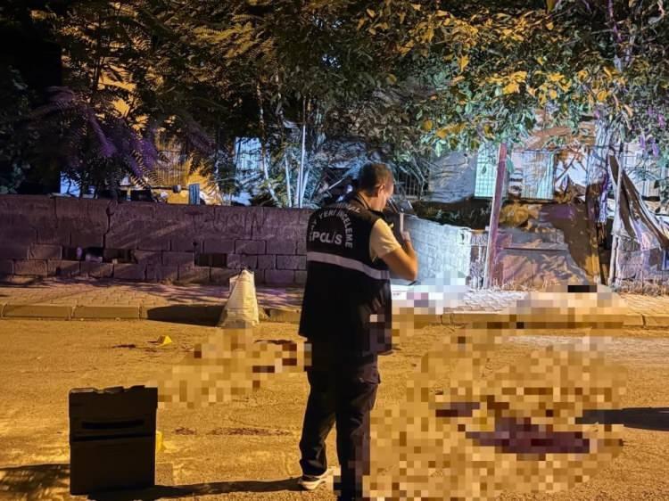 <p>Kayseri'de bir gün içerisinde meydana gelen 3 farklı olayda bıçaklanan 3 kişi, cinayete kurban gitti. Katil zanlılarından birinin cinayetin ardından sigara yakması kan dondurdu. </p>