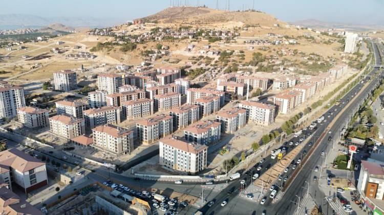<p>Malatya Valisi Seddar Yavuz, bölgedeki incelemeleri sırasında İhlas Haber Ajansı'na (İHA) yaptığı açıklamada, 6 Şubat depreminin asrın felaketi olarak tarihe geçtiğini belirterek, "Sadece Malatya değil, 11 ilimiz bu felaketten derinden etkilendi. Ancak güçlü milletler böylesi zorluklar karşısında birlik, beraberlik ve direnç gösterir. Biz de bu ruhla hareket ederek Malatya'yı afete dirençli, modern bir şehir haline getiriyoruz" dedi.</p>