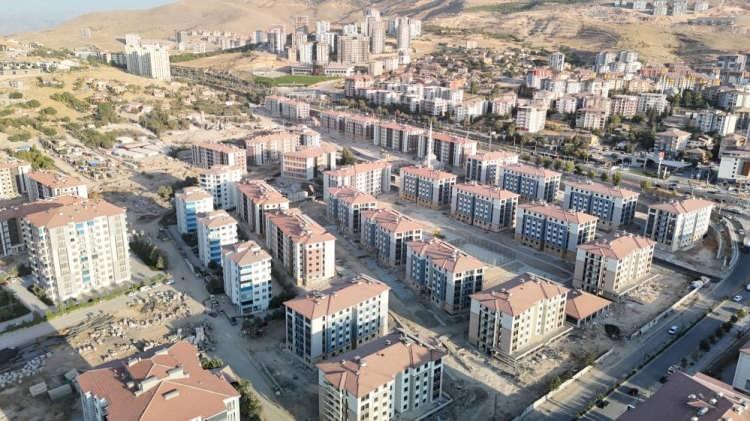 <p><strong>BÖLGE HEM GÜVENLİ HEM DE MODERN BİR YAŞAM ALANI HALİNE GELDİ</strong></p>
<p>Vali Yavuz, Malatya'da 68 rezerv alanda yaklaşık 40 bin konut ve iş yeri inşaatının sürdüğünü belirtti.</p>