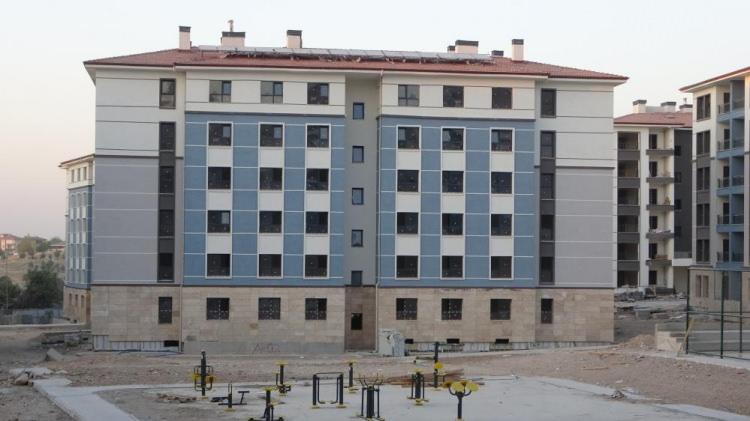 <p><strong>GELECEĞİN MALATYA'SI İNŞA EDİLİYOR</strong></p>
<p>Vali Yavuz, yeni konutların yeşil alanlar, otoparklar ve temiz enerji sistemleriyle donatıldığını kaydederek, "Bugünün değil, geleceğin Malatya'sını inşa ediyoruz" dedi. Yavuz ayrıca Cumhurbaşkanı Erdoğan'ın liderliğiyle tüm kamu kurumlarının koordineli şekilde çalıştığını ifade ederek emeği geçen herkese teşekkür etti.</p>