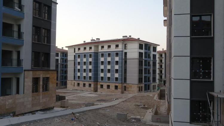 <p>Başkan Er, "6 Şubat depremleri dört ilimizde büyük yıkıma neden oldu. Malatya, Hatay'dan sonra en çok hasar gören ikinci il konumunda. Ancak çok hızlı bir şekilde harekete geçtik. Malatya'da merkezde 78 olmak üzere toplam 974 farklı noktada inşaat faaliyetleri sürüyor. Türkiye'nin en büyük rezerv alanı şu anda Malatya'da" şeklinde konuştu.</p>