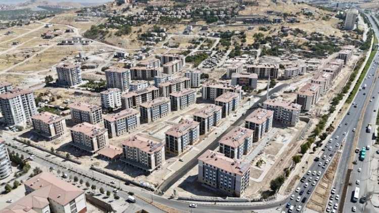<p><strong>KİRACILARA 15 BİN KONUT YAPILACAK</strong></p>

<p> </p>

<p>Hak sahibi olmayan kiracılar için de sosyal konut projeleri hazırladıklarını kaydeden Başkan Er, "Seçim döneminde söz verdiğimiz gibi kiracılara 15 bin konut yapılacak. Çalışmalarımız sürüyor" dedi.</p>
