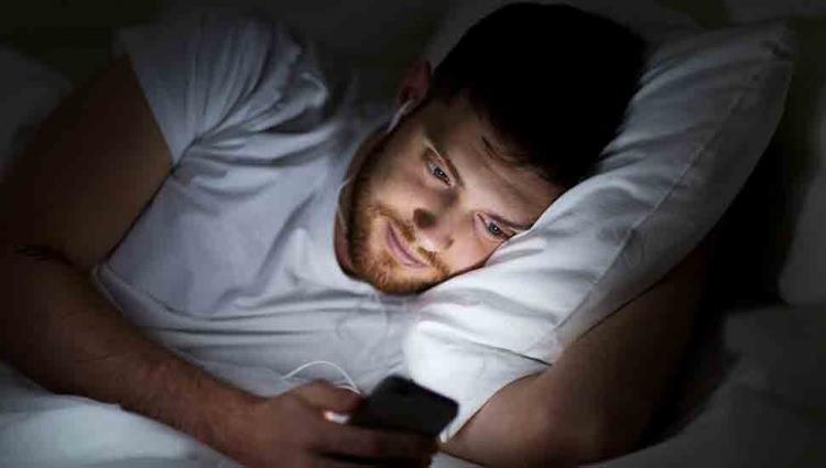 <p>Telefon bağımlılığının gitgide ciddi sağlık sorunlarına açtığı bu dönemde Çin'de yaşanan son olay büyük şaşkınlığa neden oldu. </p>