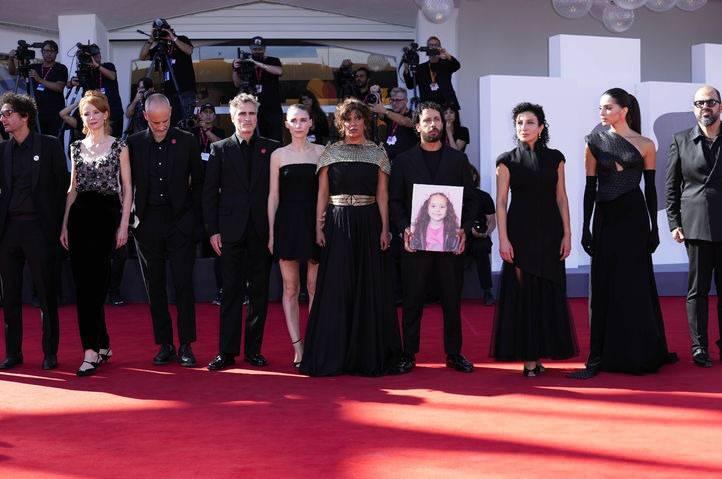 <p>Gala günü kırmızı halıda yürüyen film ekibi, siyah kıyafet seçimiyle dikkat çekti. Yönetmen, kırmızı halıda elinde Hind Rajab'ın fotoğrafıyla poz verdi. </p>
