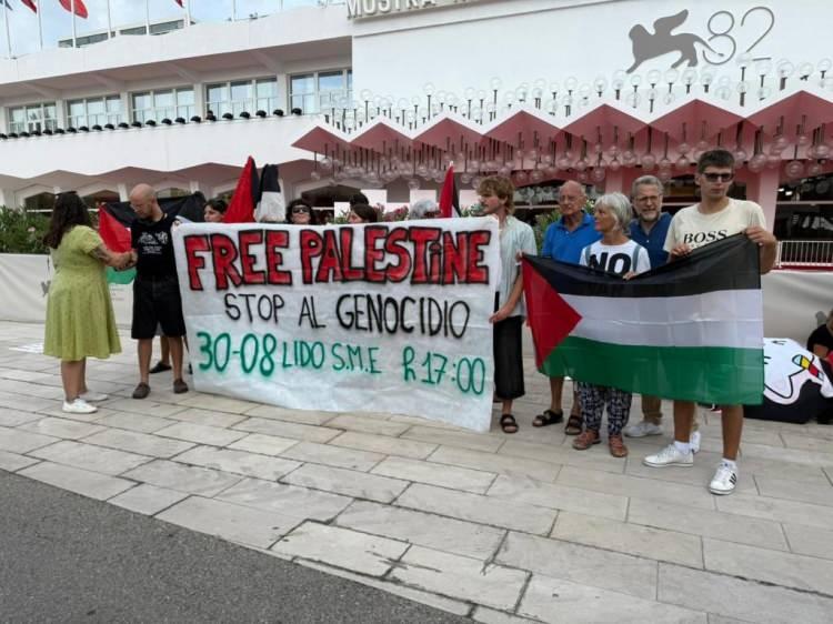 <p><strong>PROTESTOLAR SÜRÜYOR</strong></p>

<p>Venedik Film Festivali sadece Gazzeli Hind'in hikayesi ile değil Filistin'e destek protestolarıyla da gündem oldu.</p>
