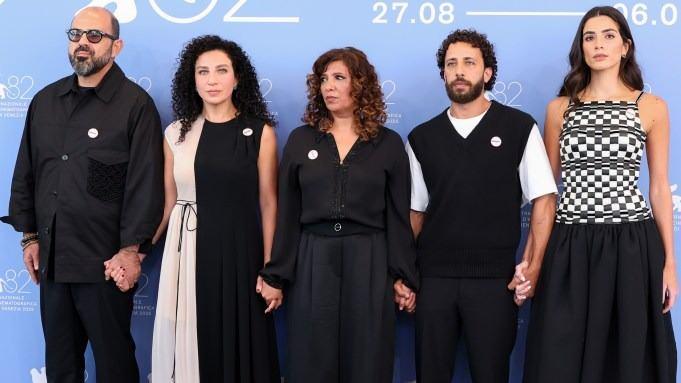 <p><strong>FESTİVAL TARİHİNDE REKOR</strong></p>

<p>Festivaldeki film gösteriminin ardından film 23 dakika 50 saniye boyunca ayakta alkışlanırken seyircilerden <strong>"Özgür Filistin"</strong> sloganları yükseldi. Bu alkış süresi festival tarihinde bir rekor olarak kayda geçti. </p>
