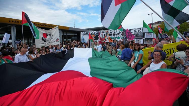 <p>Bu sene İsrail'in Gazze halkına yönelik soykırımına olan tepkilerin yer aldığı festivalde, ünlüler de festival yönetimine soykırımı açık bir dille kınaması için baskı yapmıştı.</p>
