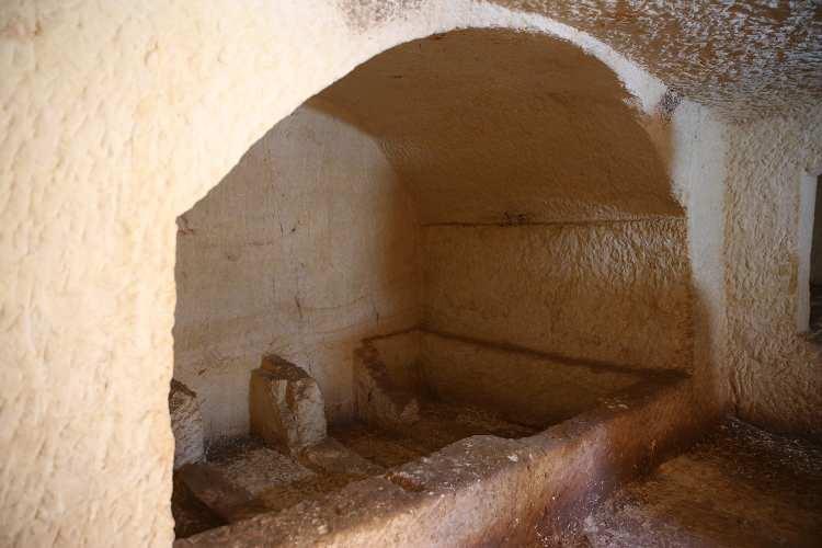 <p>Çalışmalarda 2 bin 100 yıllık bir mezar ile içerisinde çeşitli figürler bulunduğunu aktaran Alkan, yapılan incelemede figürlerin, Mısır kökenli Tanrı Pataikos tasvirli fayans amulet (nazarlık), çeşitli boncuklar ve farklı amuletlerden oluştuğunu ifade etti.</p>