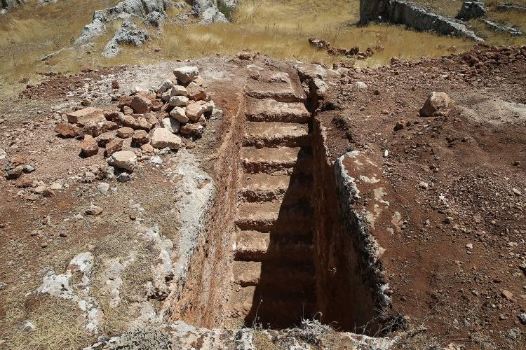 <p>İl Kültür ve Turizm Müdürü Mehmet Yelken de Perre Antik Kenti'nde önemli buluntulara ulaşıldığını, kazıların büyük titizlikle yürütüldüğünü vurguladı.</p>