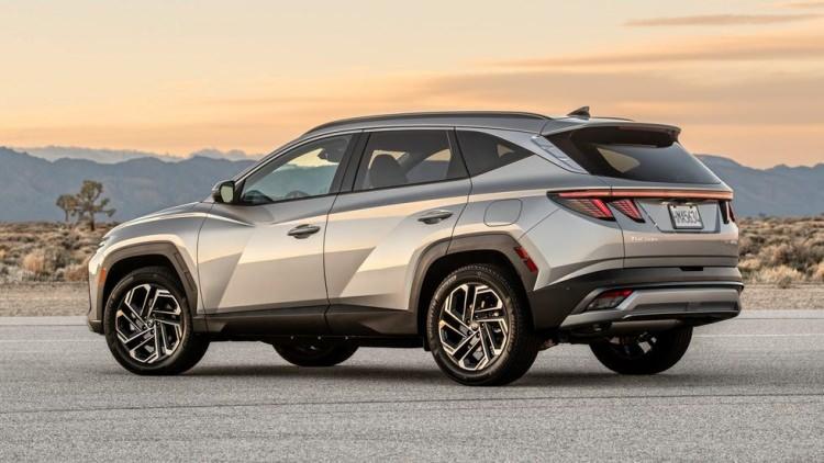 <p>Markanın sevilen SUV modeli Tucson, Ağustos 2025 itibariyle uygulamaya konan dev kampanyayla adeta gündemi sarstı. <strong>“Tucson fiyatları yarıya indi”</strong> şeklinde lanse edilen bu agresif fiyat politikası, hem tüketicilerin hem de rakip markaların dikkatini çekmiş durumda. </p>
