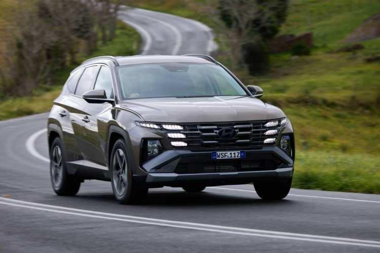 <p>Dizel motor seçeneklerinde ise 1.6 litrelik CRDi motor bulunuyor. 136 beygir gücündeki bu dizel ünite, düşük yakıt tüketimiyle öne çıkıyor. Özellikle uzun yolda sık seyahat edenler için ideal olan bu seçenek, yakıt ekonomisi arayan kullanıcılar için biçilmiş kaftan.</p>

<p> </p>
