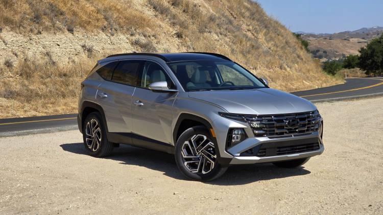 <p>Hyundai Tucson’un benzinli motorları, şehir içi kullanımda ortalama 7.2-7.6 litre/100 km civarında yakıt tüketiyor. Dizel motorlarsa bu değeri 5.5 litre/100 km seviyesine kadar çekebiliyor. Bu oranlar, Tucson’un boyutları ve performansı dikkate alındığında oldukça rekabetçi.</p>

<p> </p>
