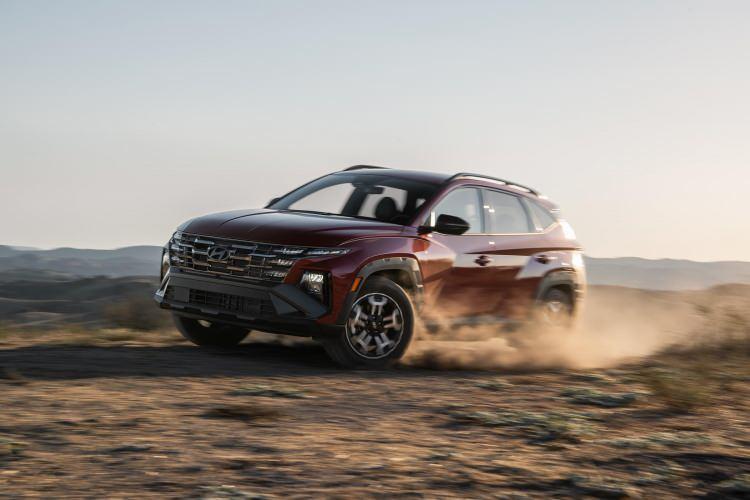 <p>Tucson, 620 litrelik geniş bagaj hacmiyle aile kullanımına uygun bir SUV. Arka koltuklar yatırıldığında bu alan 1.800 litreye kadar çıkabiliyor. İç mekânda ise kalite algısı yüksek malzemeler ve ergonomik bir tasarım dikkat çekiyor. Geniş dokunmatik ekran, dijital gösterge paneli ve kablosuz şarj gibi donanımlar, özellikle Elite ve Elite Plus donanım seviyelerinde standart olarak sunuluyor.</p>

<p> </p>
