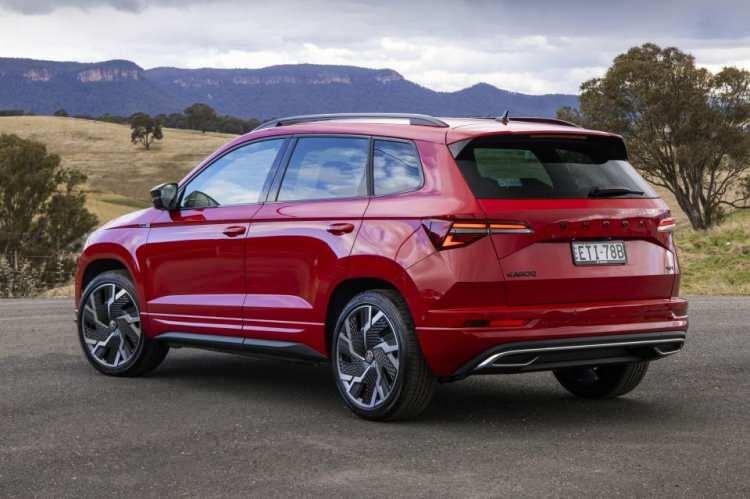 <p><strong>SKODA KAROQ FİYAT LİSTESİ</strong><br />
<br />
<strong>Versiyonu:</strong> Premium 1.5 TSI 150 PS DSG.<br />
<br />
<strong>Fiyatı:</strong> 2.949.900 TL.<br />
<br />
<strong>Kampanyalı Fiyatı:</strong> Bulunmuyor.</p>
