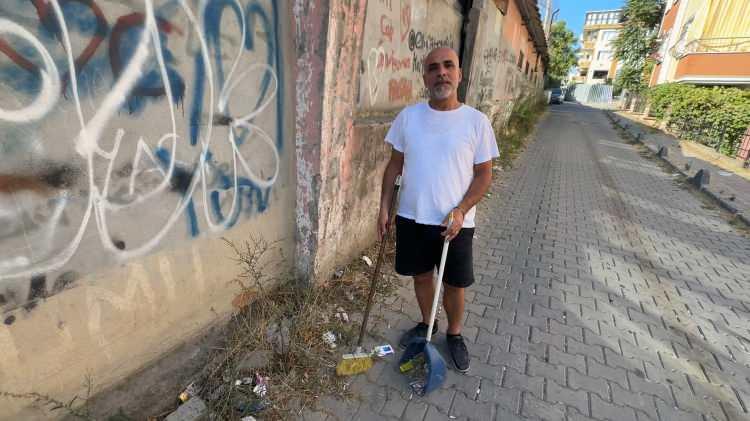 <p>Avcılar Mustafa Kemal Paşa Mahallesi'ndeki Çetin Sokak ile Esenyurt Saadetdere Mahallesi'ndeki 106. Sokağın birleştiği noktada yaşayanlar, sokakta çöplerin toplanmaması ve süpürülmemesine tepki gösterdi. </p>
