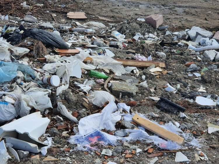 <p>Denetimlerde, alana çeşitli tehlikesiz evsel nitelikli inşaat-yıkıntı, asfalt, park-bahçeye ilişkin atıkların bırakıldığı tepsip edildi. </p>