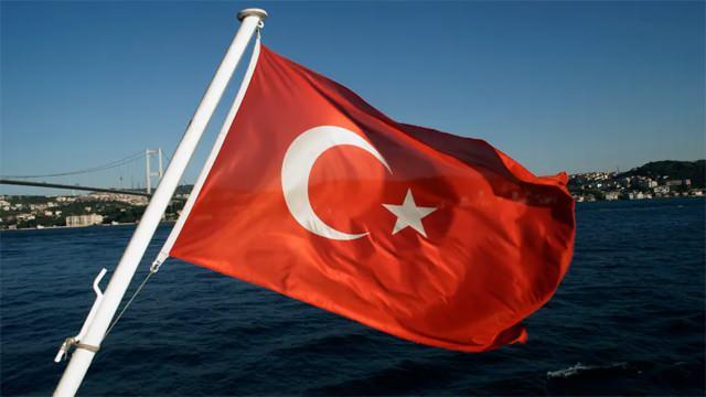 <p><strong>Döner bıçağıyla yaprak döner kesen futbolcular daha sonra Türk lokumu ve turşu da tattı.</strong> Aylar önce çekilen <strong>"The Overlap on Tour"</strong> programının bu eğlenceli anları, programın yayın takvimiyle birlikte sosyal medyada paylaşılınca kısa sürede büyük ilgi gördü. Özellikle döner kesme sahneleri, Instagram ve Twitter’da binlerce beğeni ve yorum aldı.</p>