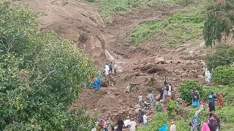 <p>DARFUR’DA SAVAŞ VE İNSANİ KRİZ</p>
<p><br />
Sudan’da ordu ile Hızlı Destek Kuvvetleri arasındaki iç savaş üçüncü yılına girdi. Çatışmalar, özellikle El-Faşer’de yoğunlaşırken, Darfur’da kıtlık ilan edildi.</p>
<p> </p>