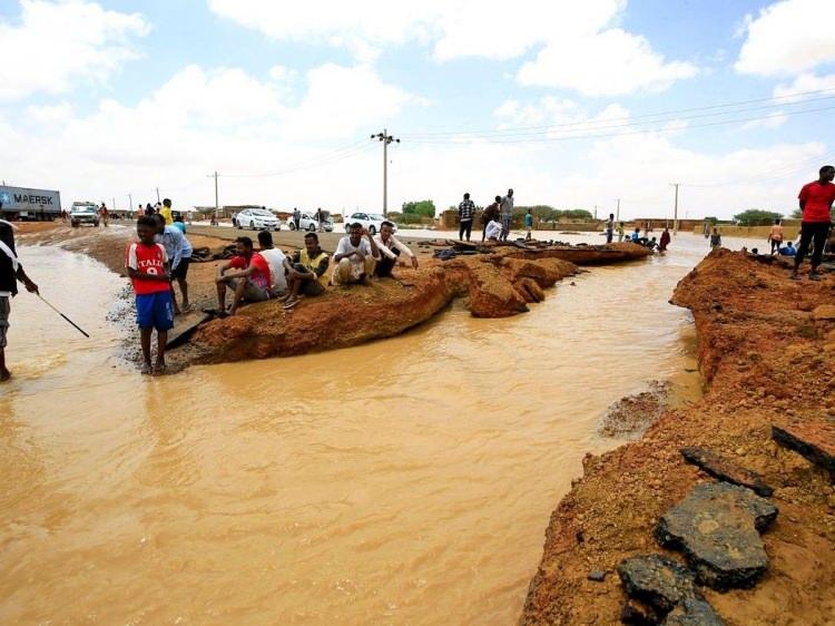 <p>ACİL YARDIM ÇAĞRILARI</p>
<p><br />
Darfur’un ordu yanlısı valisi Minni Minnavi, heyelanı “bölgenin sınırlarını aşan insani bir trajedi” olarak niteledi ve uluslararası kuruluşlara acil yardım çağrısı yaptı.</p>
<p> </p>