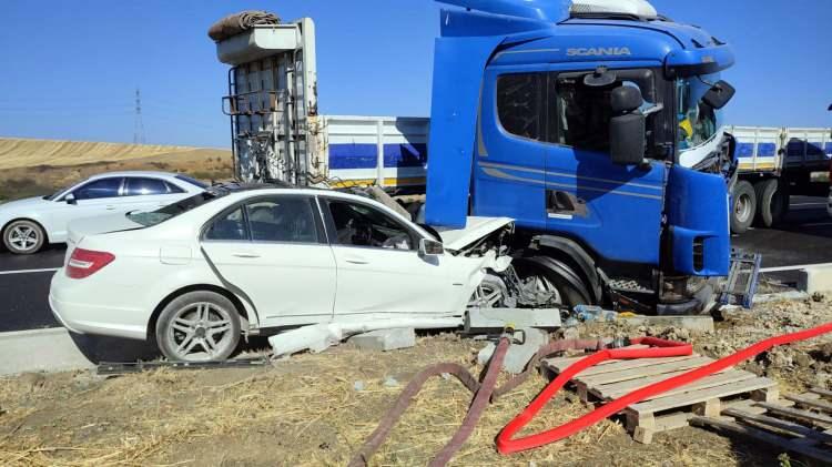 <p>Tekirdağ’ın Çorlu ilçesinde tırla çarpışan otomobilin sürücüsü Avukat Mecit Gül yaralanarak hastaneye kaldırıldı.</p>
<p> </p>