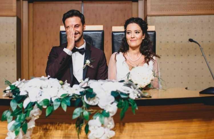 <p>Pelin Akil ve Anıl Altan çifti, birlikte rol aldıkları Arka Sıradakiler dizisinin setinde tanışıp 2016 yılında nikah masasına oturmuştu. </p>