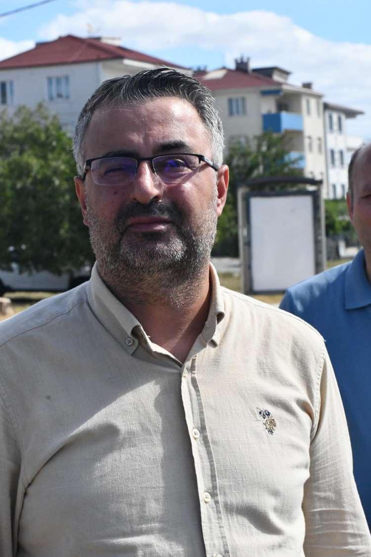 <p>Mahkemenin geniş keşif yaptığını söyleyen İbrahim Doğan, <strong>"Mahkeme gerçekleşen davaya konu olan olayda hangi kurumların ne derece kusurlu oldukları noktasında bir keşif yaptı. Bu keşif neticesinde davalı kurumların hizmet kusurlarının oranları, yüzdesel anlamda oranları olabilir, asli tali kusur anlamında oranları olabilir. Oranların tespiti amacıyla keşfi gerçekleştirdi. Olay yerini ayrıntılı olarak incelediler, buna göre de tarafların kusuru, olayın gerçekleşmesindeki kusur ortaya çıkacak ve bundan sonrasında ailelerin acıları bir nebzede olsa dindirilebilmesi için maddi, manevi anlamdaki tazminat taleplerimizle ilgili bir karar aşamasına gelinecek. Bu süreçle alakalı olarak Ergene Belediyesi, Tekirdağ Büyükşehir Belediyesi, Tekirdağ Büyükşehir Belediyesi'ne bağlı Su Kanalizasyona İdaresi Genel Müdürlüğü (TESKİ), Karayolları Genel Müdürlüğü, şu an mahkemede davalı taraf olarak gösterilmekte ve yargılaması da sürmekte. Bunlarla alakalı ayrıca ceza soruşturması da bu kurumların yetkilileri ceza soruşturmasında şüpheli sıfatıyla yer almaktadırlar." </strong>diye konuştu.</p>
