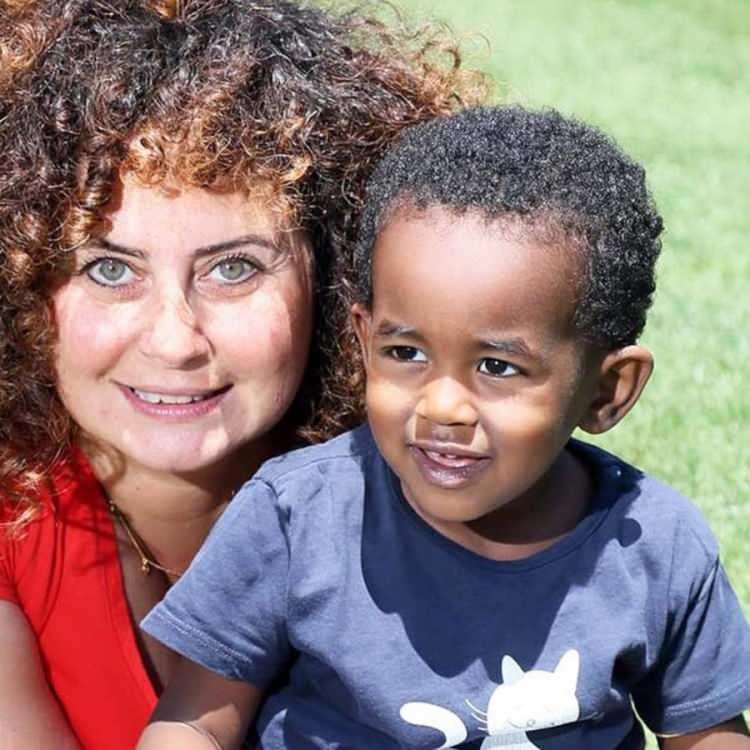 <p><span style="color:#FF0000"><strong>İşte, ünlü oyuncu Esra Akkaya ve gözbebeği oğlu Can Alex...</strong></span></p>